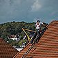 artisan couvreur qui travaille sur un toit